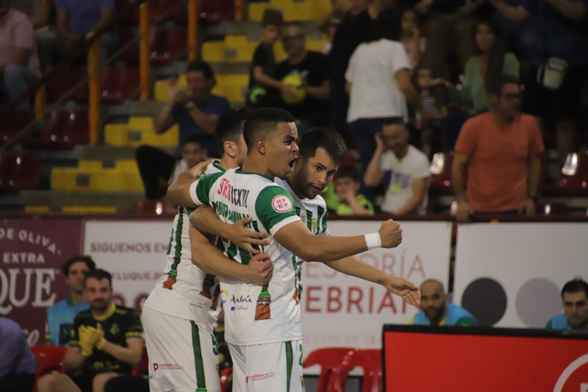 Muhammad celebra su gol en el partido entre el Córdoba Futsal y el Jaén.