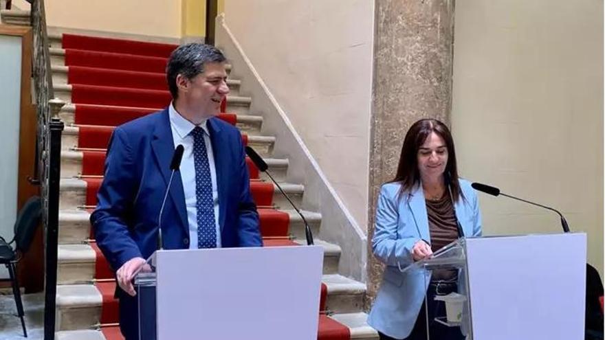 El conseller de Turismo, Cultura y Deportes, Jaume Bauzà, y la portavoz de Vox en el Parlament, Mnauela Cañadas, en rueda de prensa.