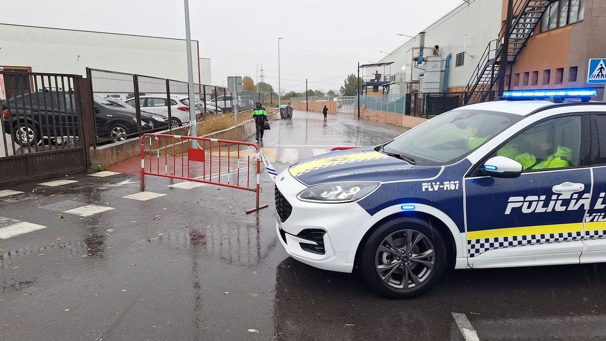 Una patrulla de la Policía Local de Vila-real custodió este lunes, hasta primera hora de la tarde, el acceso inundado de la calle Riu.