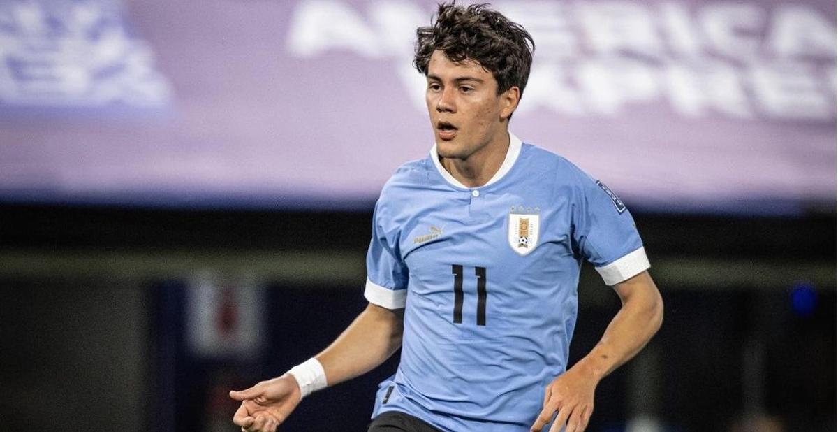 Facundo Pellistri, nuevo refuerzo del Granada, con la camiseta de Uruguay.