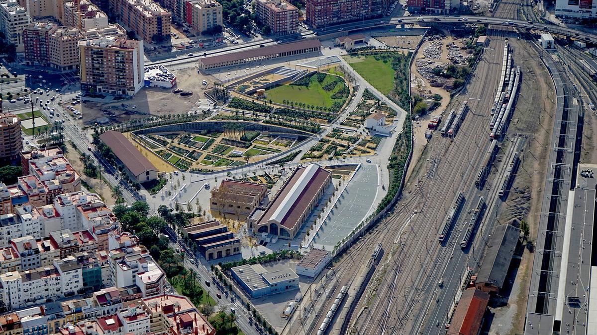 El Parc Central inacabado con la estación Joaquín Sorolla a la derecha.