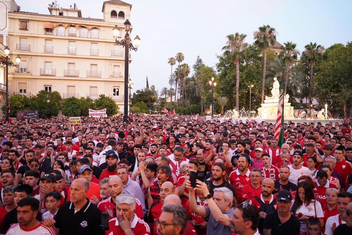 Miles de sevillistas participaron en la protesta convocada para reclamar cambios en la directiva del club. Miles de sevillistas participaron en la protesta convocada para reclamar cambios en la directiva del club.