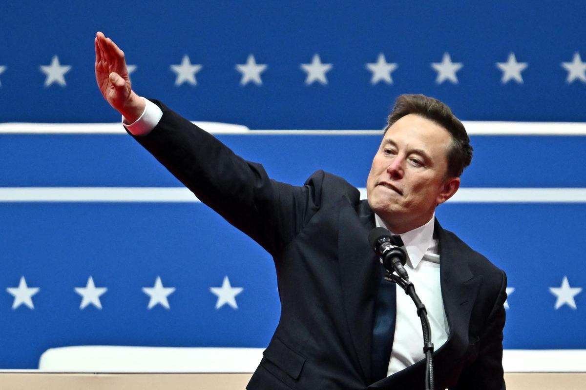 El magnate Elon Musk, el hombre más rico del mundo, hace el saludo fascista para celebrar la victoria presidencial de Trump.