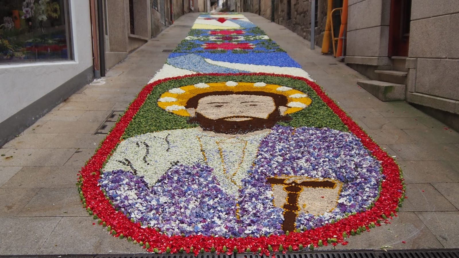 Redondela, cubierta por sus alfombras de flores