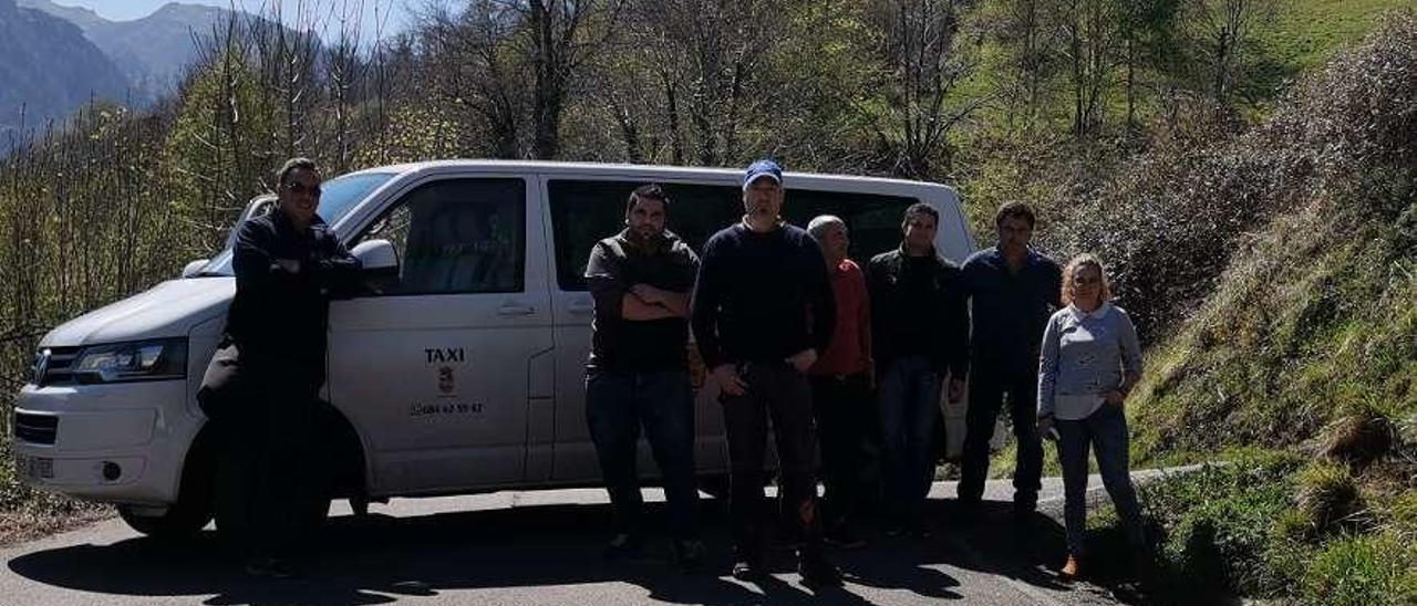 Vecinos en una de las curvas peligrosas de la carretera de Villaverde (Amieva) para la que reclaman quitamiedos.