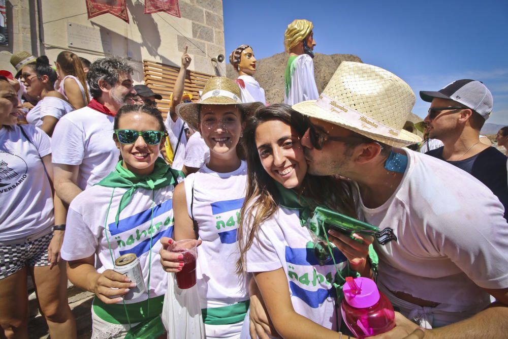 La ermita de San Roque congrega a decenas de personas para comenzar los festejos patronales y de Moros y Cristianos