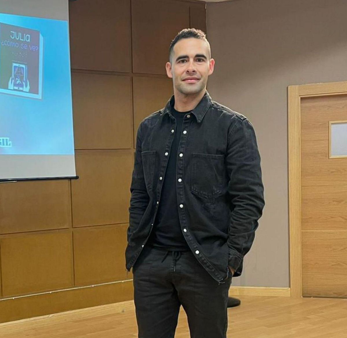 Adrián Maylin, en una charla en la biblioteca de La Bañeza (León). | LNE