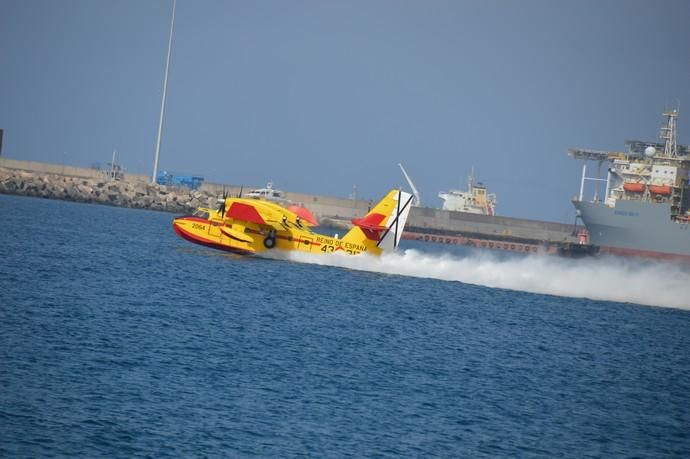 Los hidroaviones cargan agua en el Puerto de Las Palmas - Incendio Gran Canaria 2019