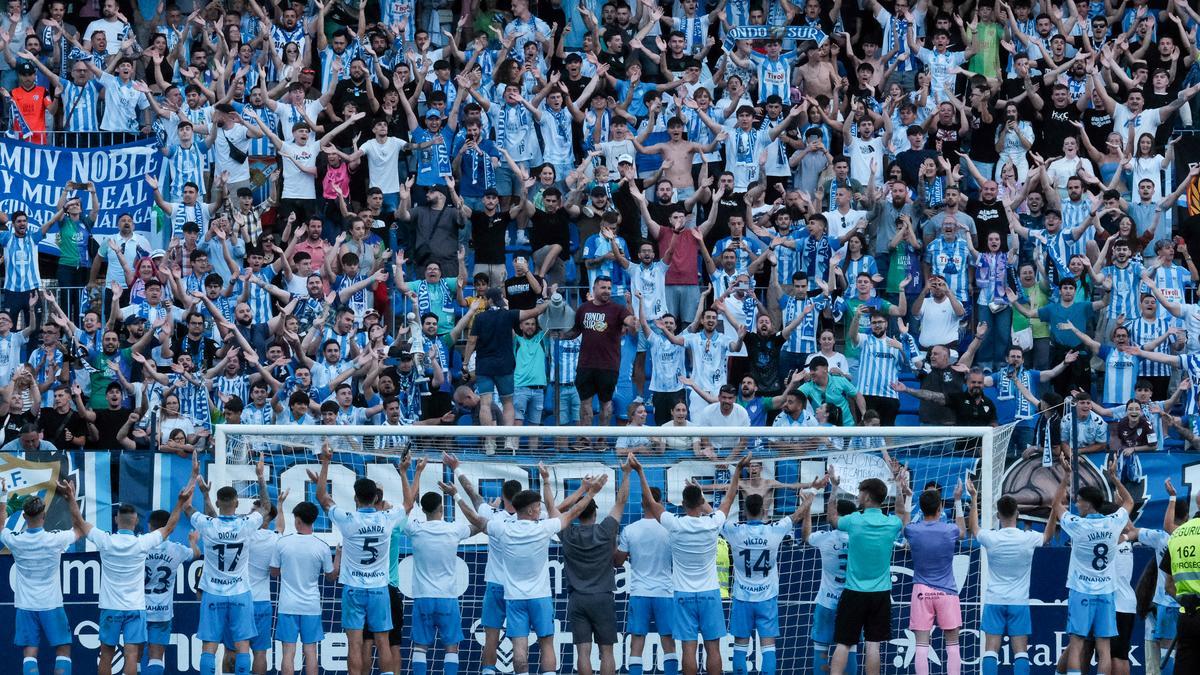 Los jugadores del Málaga CF celebran junto a su afición la victoria frente al Antequera.