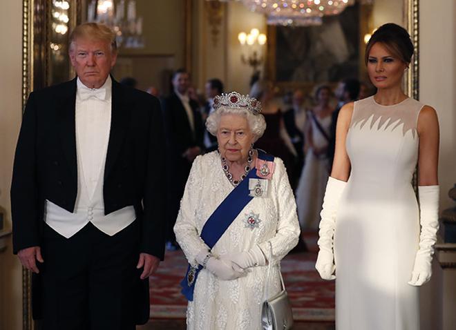 Melania y Donald Trump junto a la reina Isabel II