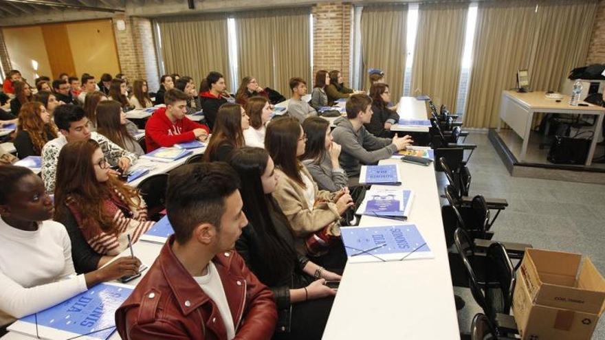 Alumnes de batxillerat en una jornada de portes obertes a la UdG