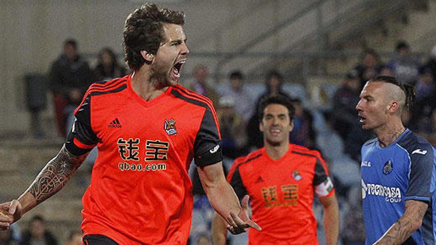 Íñigo Martínez celebra el gol de la Real Sociedad.