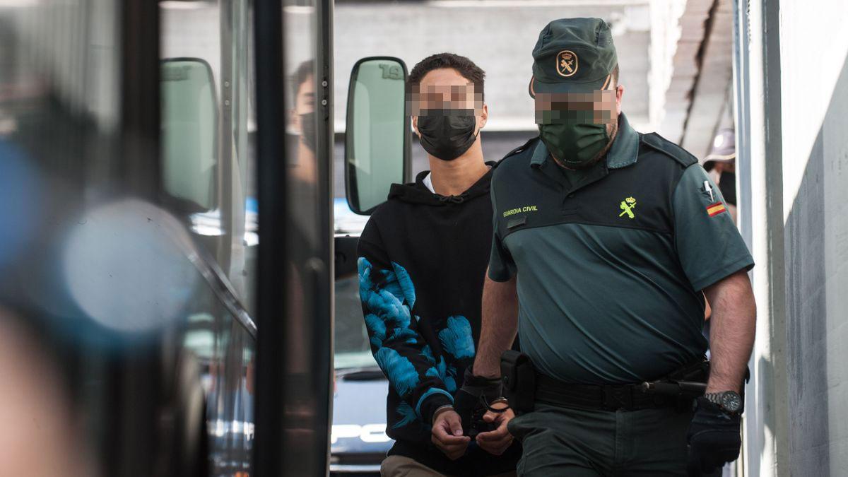 Uno de los tres detenidos en prisión por el crimen de Samuel Luiz, hoy a su salida del juzgado de A Coruña antes de volver a la cárcel.
