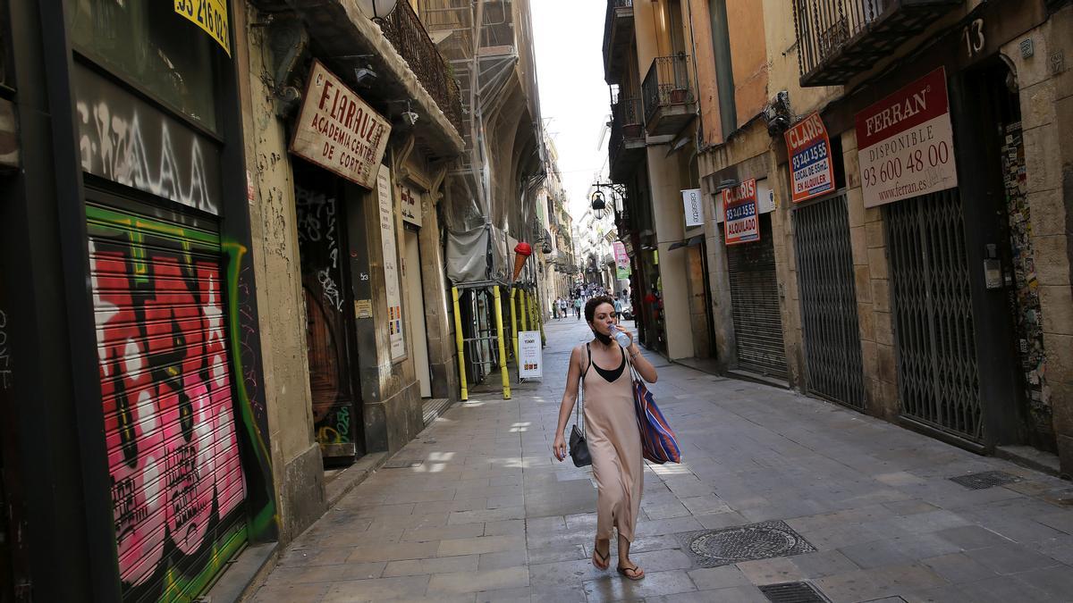 Comercios cerrados a uno y otro lado de la calle de Boters, junto a Portaferrissa.