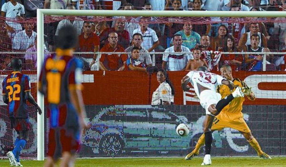 Kanouté marca el tercer gol davant un superat Miño, ahir al Sánchez Pizjuán. Kanouté marca el tercer gol davant un superat Miño, ahir al Sánchez Pizjuán.