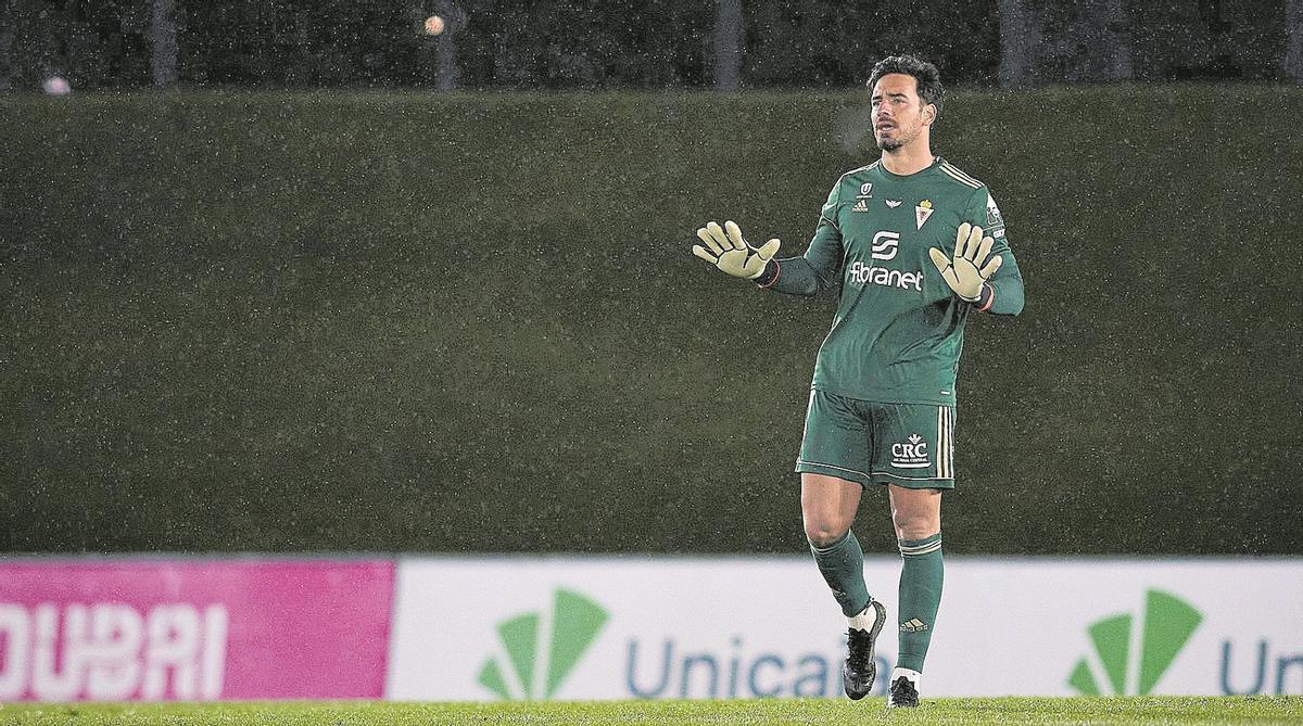 El portero del Real Murcia Gazzaniga se lamenta en Valdebebas durante el partido contra el Castilla.