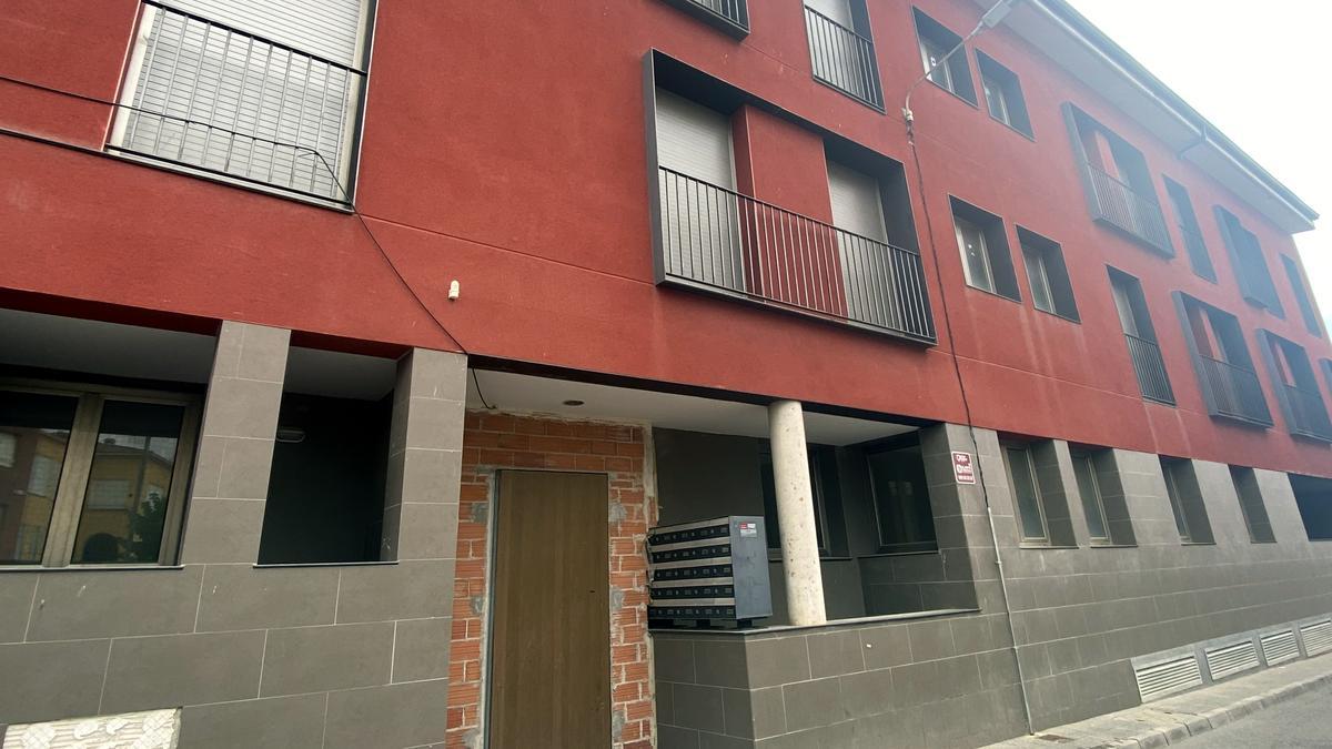 El bloque de pisos de la calle Girona de Caldes de Malavella que fue objeto de intento de ocupación.