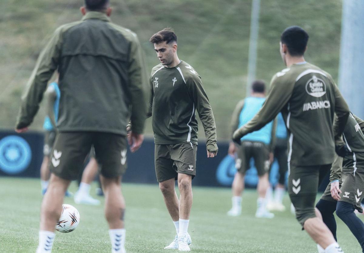 Álvaro Núñez, ayer, junto a Borja Iglesias y Hugo Sotelo, de espaldas, en Afouteza. | RCCV