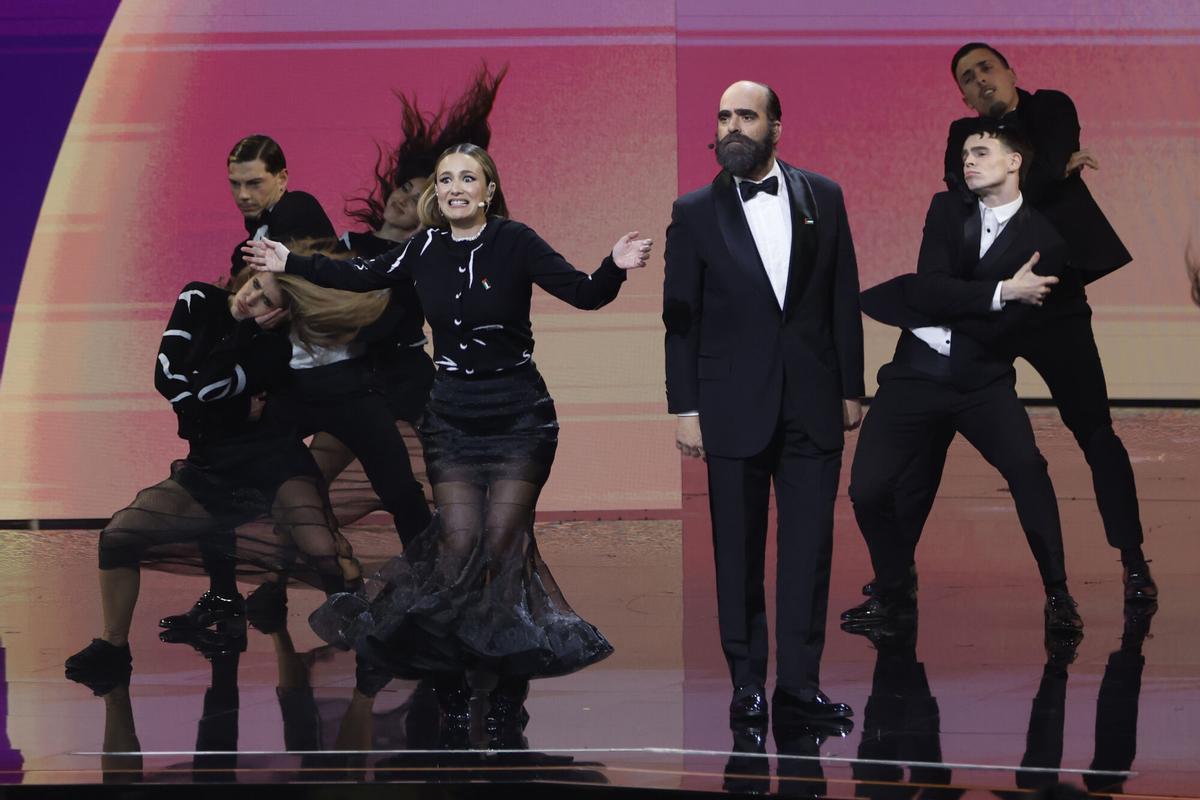 Los presentadores Rigoberta Bandini y Luis Tosar, durante la ceremonia de entrega de la 40ª edición de los Premios Goya.