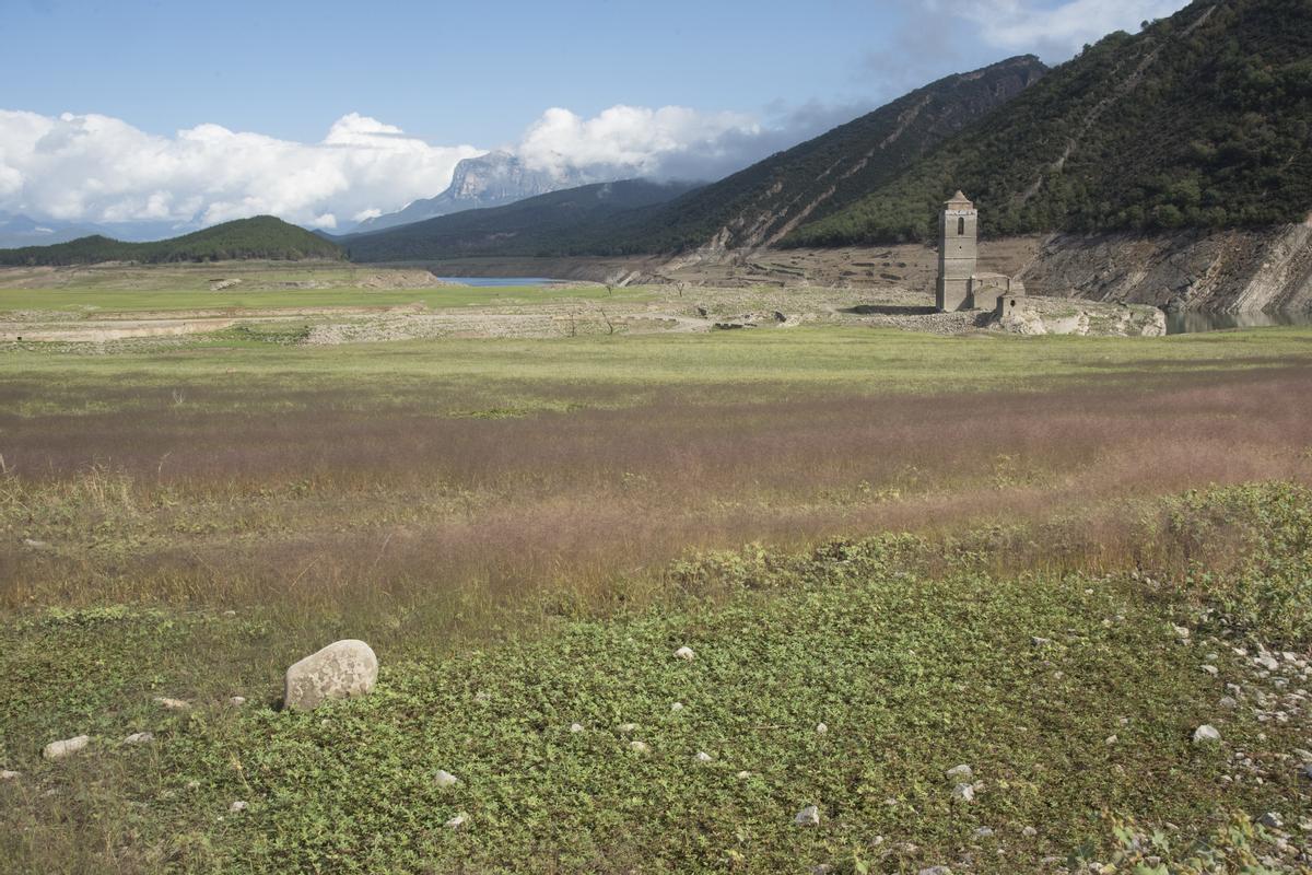 Sequía en el pantano Mediano en Huesca