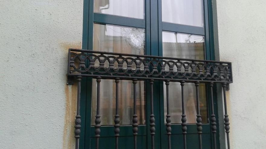 La ventana de la vivienda de Trascorrales, con uno de sus cristales roto.