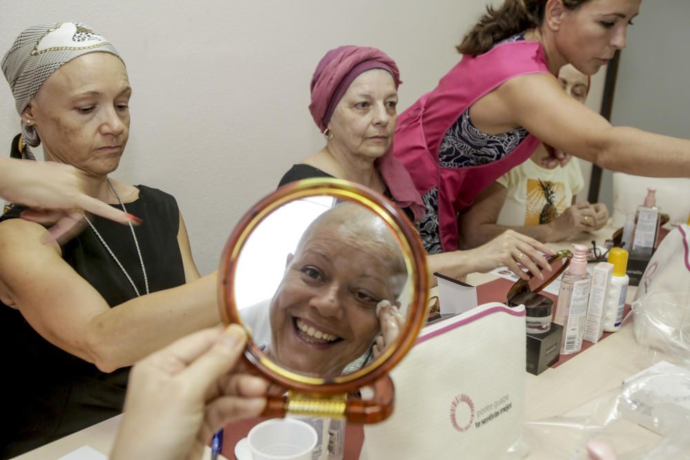 Un taller en el Hospital de Sant Joan enseña a pacientes oncológicas cómo maquillarse