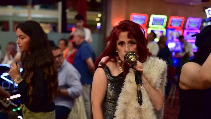 Casino La Toja despide el verano con una fiesta blanca al ritmo de Los Coleguitas de Venezuela