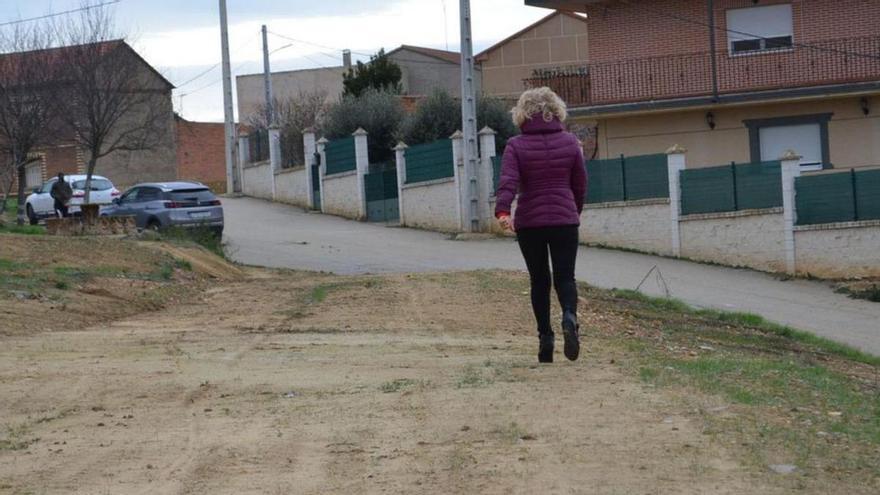 La alcaldesa recorriendo el camino que ahora se va a pavimentar. | E. P.