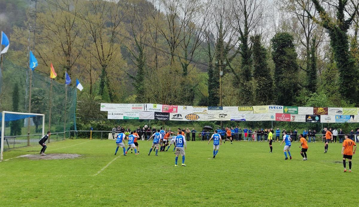Un momento del partido entre Cornellana y Trevías.
