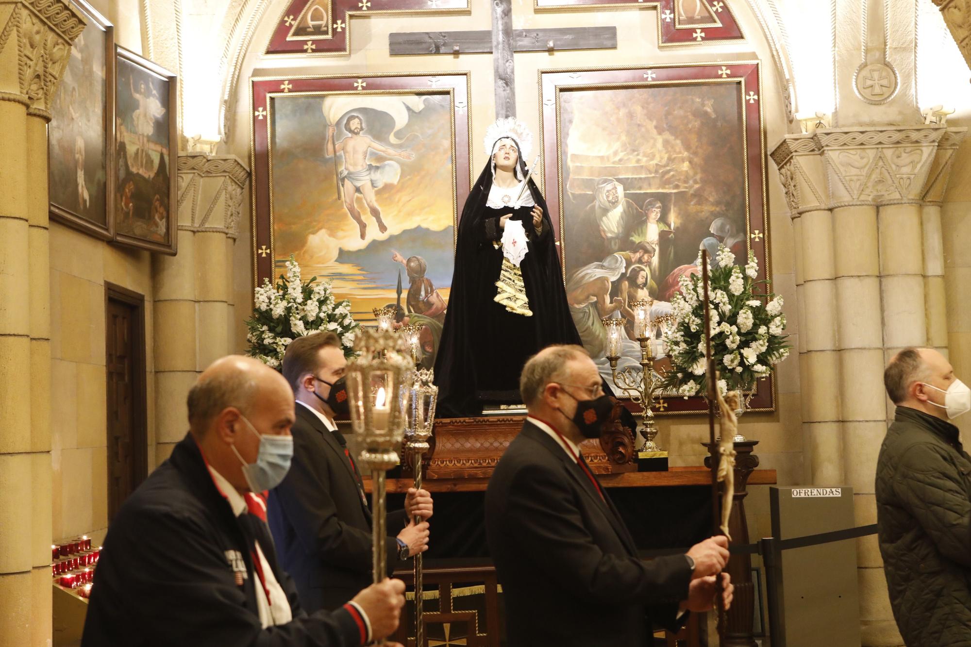 Celebración del Vía Crucis en la iglesia de San Pedro en Viernes Santo