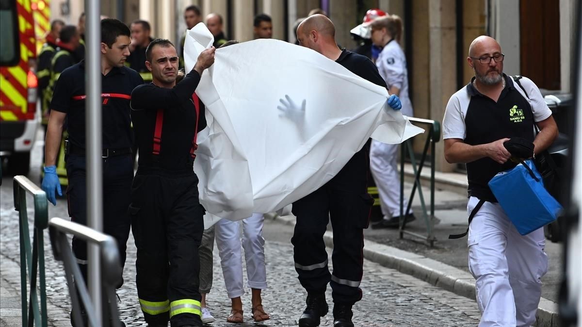 zentauroepp48309069 emergency workers carry a person injured in suspected packag190524190811