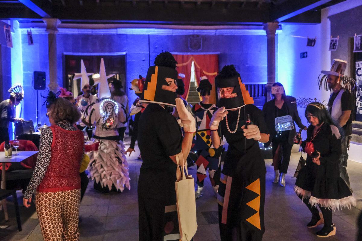 Fiesta de ‘CAAMnaval’:  el dadaísmo