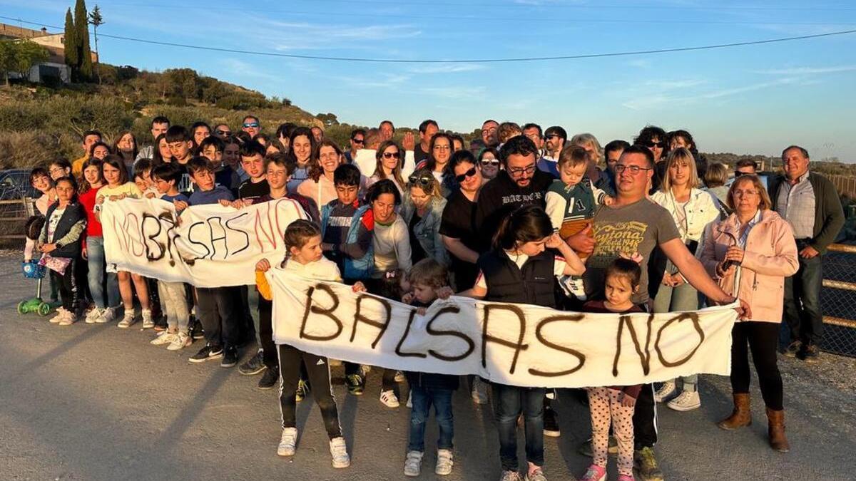 Protesta de los vecinos de Salillas en uno de los lugares donde se quiere crear una gran balsa de riego