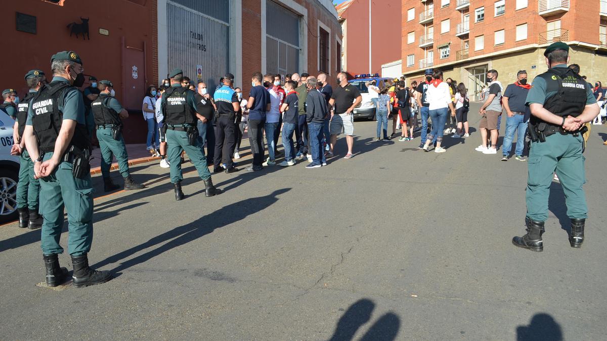 Los agentes piden a la gente que desaloje la zona del toril. / E. P.