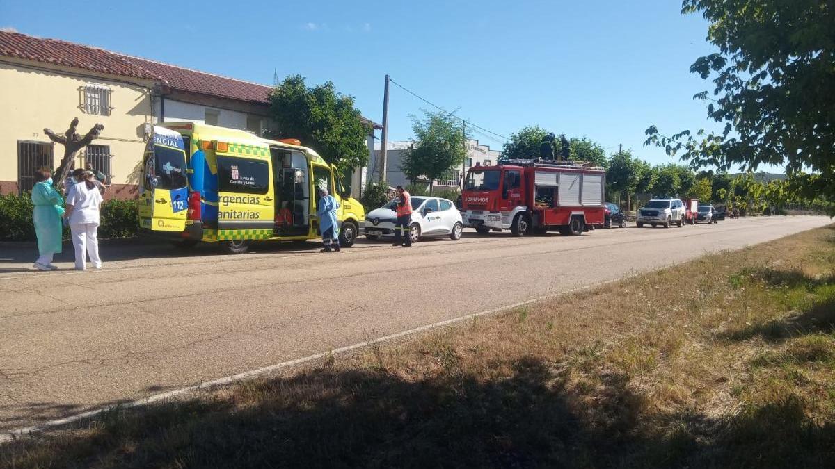 Los servicios de emergencias llegan a la casa de Ferreras de Abajo donde se produjo el hundimiento.