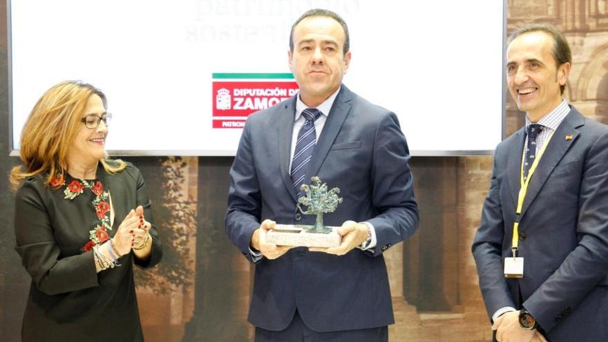 El alcalde de Villardeciervos Lorenzo Jiménez recoge el premio a la Entidad local comprometida con el turismo sostenible de la Diputación de Zamora.