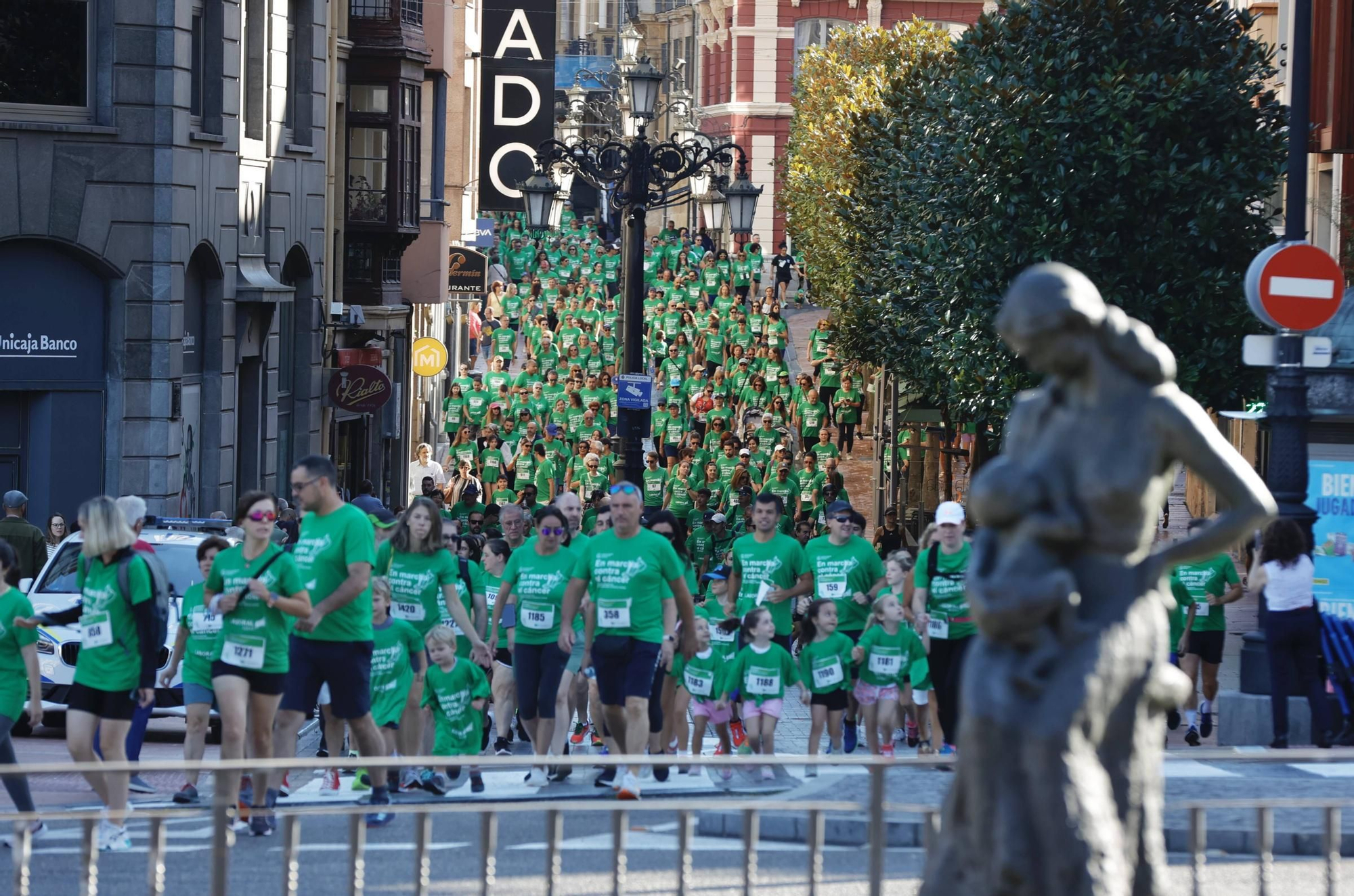 Marea verde de 1.500 corredores contra el cáncer en Oviedo