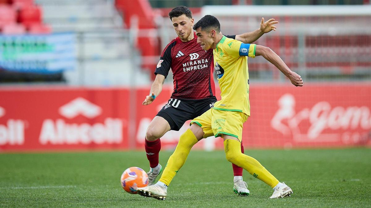 Villares pasa el balón ante la presión de Alberto Reina.