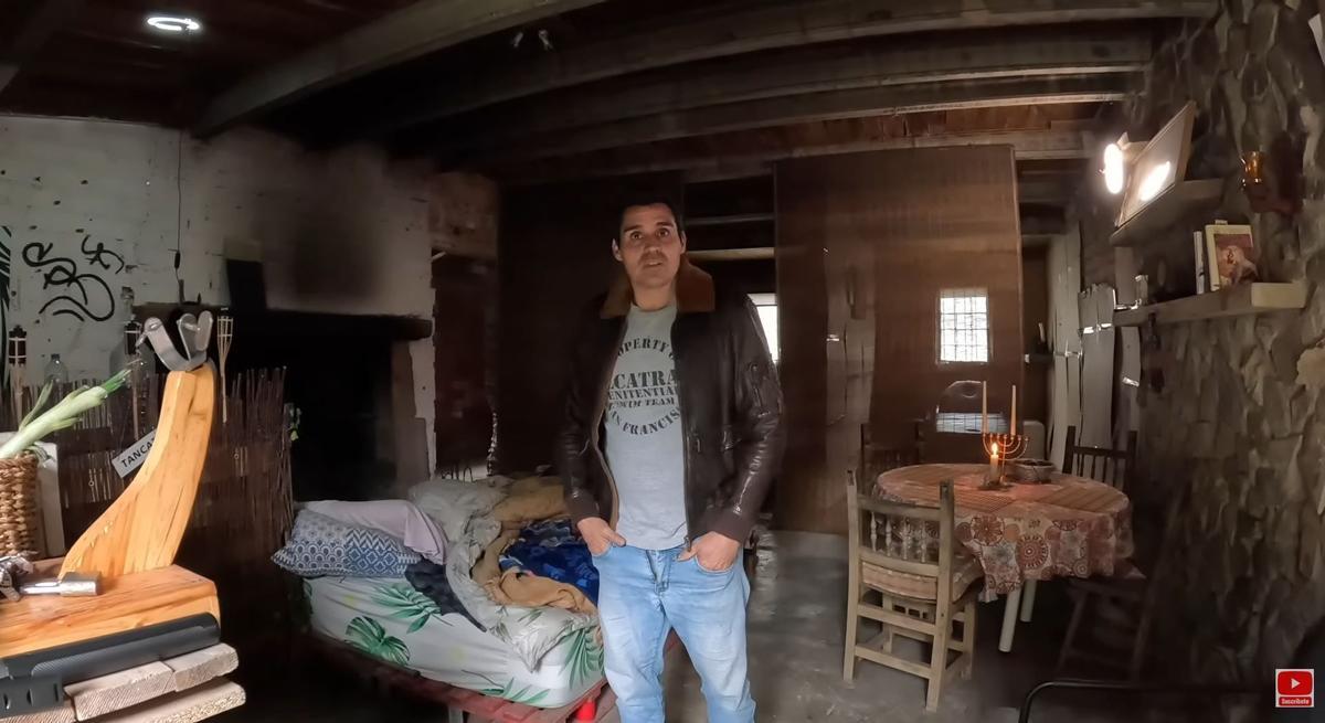 Rubén, a l'interior del seu habitatge.