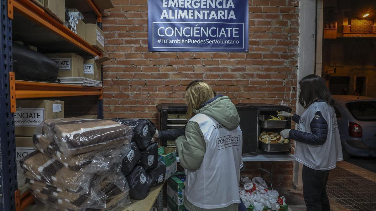 CONCIENCIATE REPARTE A MANTAS SACOS DE DORMIR Y COMIDA A GENTE QUE DUERME EN LA CALLE ELCHE