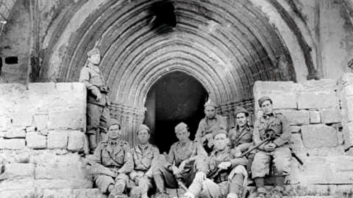 Imagen de archivo de los soldados de la División Littorio a las puertas del Convento de la Virgen de los Ángeles de Horta de Sant Joan.