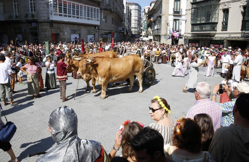 Miles de personas eligieron volver al medievo en Pontevedra en vez de refrescarse en la playa pese al calor extremo.