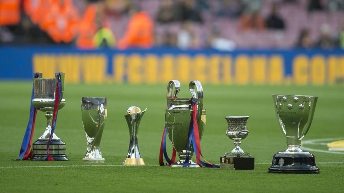 Las seis copas conseguidas en el 2009 sobre el camp nou en el decimo aniversario   durante el  partido de liga entre el FC Barcelona (Barca) y Alaves