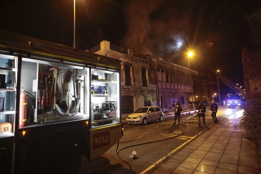 Un fuego destruye el chalé de los García Pola, uno de los tesoros indianos de Avilés.