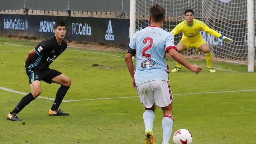 El céltico Kevin conduce el balón durante un partido en Barreiro ante el Real Madrid Castilla. // Alba Villar