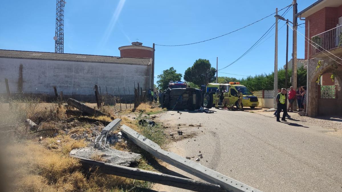 Poste de la luz derribado por el coche en Fuentesaúco