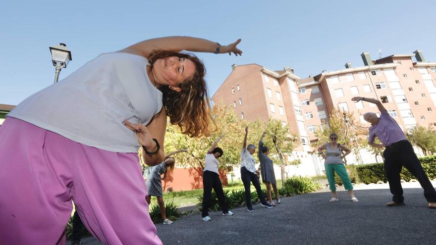 Los mayores de Oviedo se abonan al taichí para prevenir caídas: “O tengo que ir al hospital o aquí no falto”