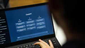 Una persona usa la aplicación de inteligencia artificial ChatGPT en el ordenador. / Europa Press