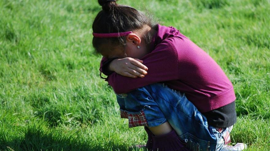 Imagen de archivo de una niña llorando.