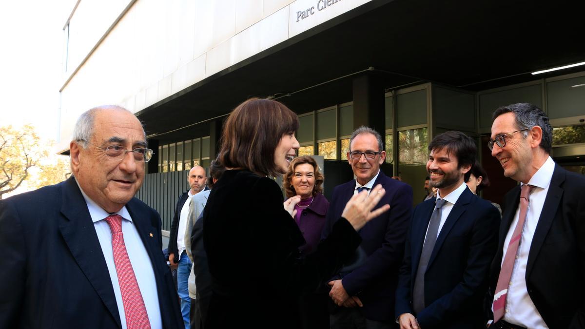 Miquel Pons, a la dreta, conversa amb la ministra de Ciència i Innovacio, Diana Morant